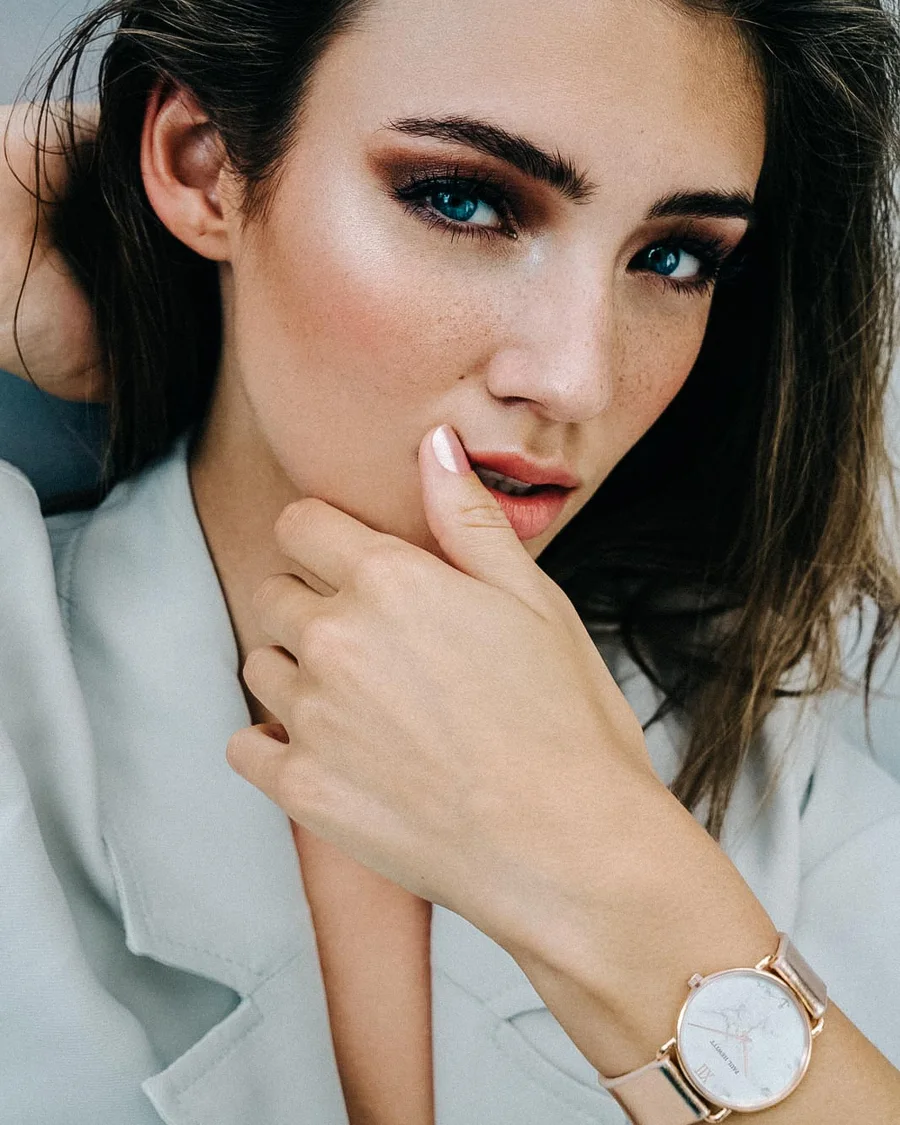 Beauty-Porträt einer Frau mit Armbanduhr