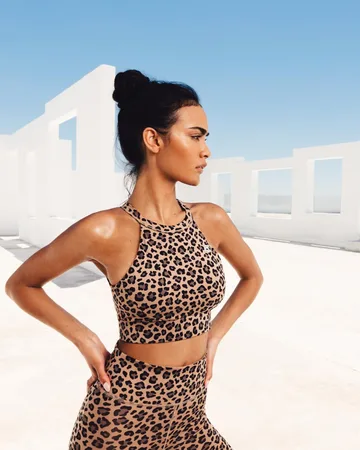 Bademode-Shooting: Frau im Leoparden-Bikini vor weißer Architektur