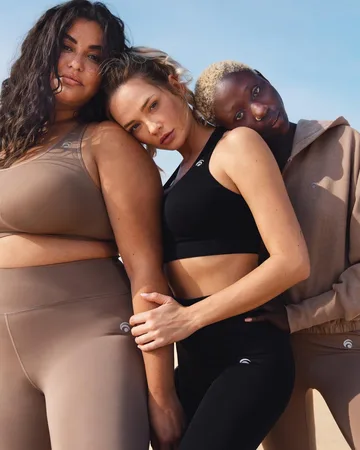 Activewear-Kampagne: drei Frauen in Sport-BHs und Leggings